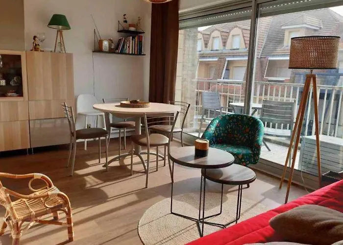 Bright Apartment Near The Sea